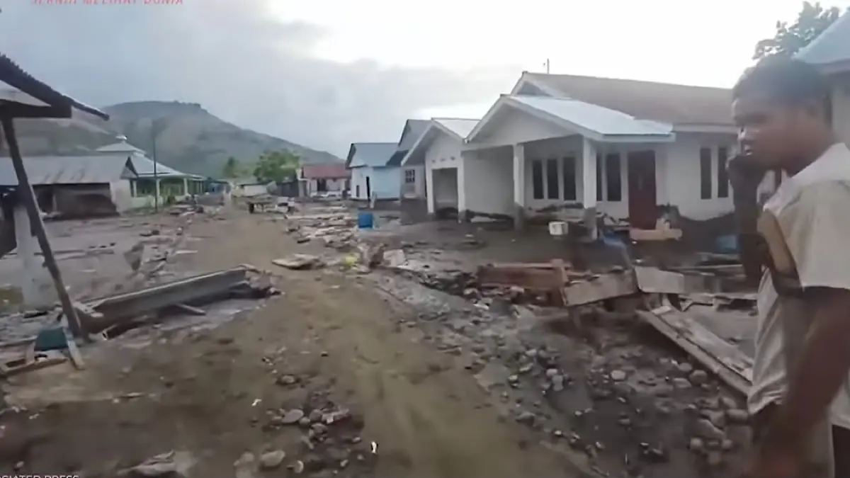 Tsunami menerjang permukiman hingga membuat warga panik. Rumah disebut rata, barang hilang, dan warga menyoroti pentingnya arahan evakuasi.(Pinterest)