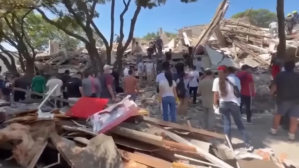 Tsunami menerjang permukiman hingga rumah-rumah rata. Warga menceritakan kepanikan, air laut yang menerjang, dan minimnya arahan evakuasi.(Pinterest)