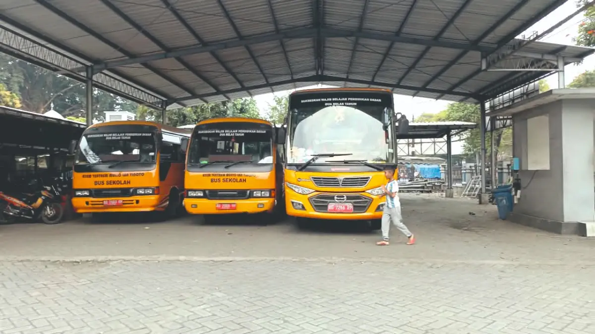Dua armada bus sekolah keluaran 2002 masih beroperasi melayani pelajar di Tulungagung dan diusulkan untuk diremajakan pada 2027.(RAHIIQ AL BACHRI/RATU)
