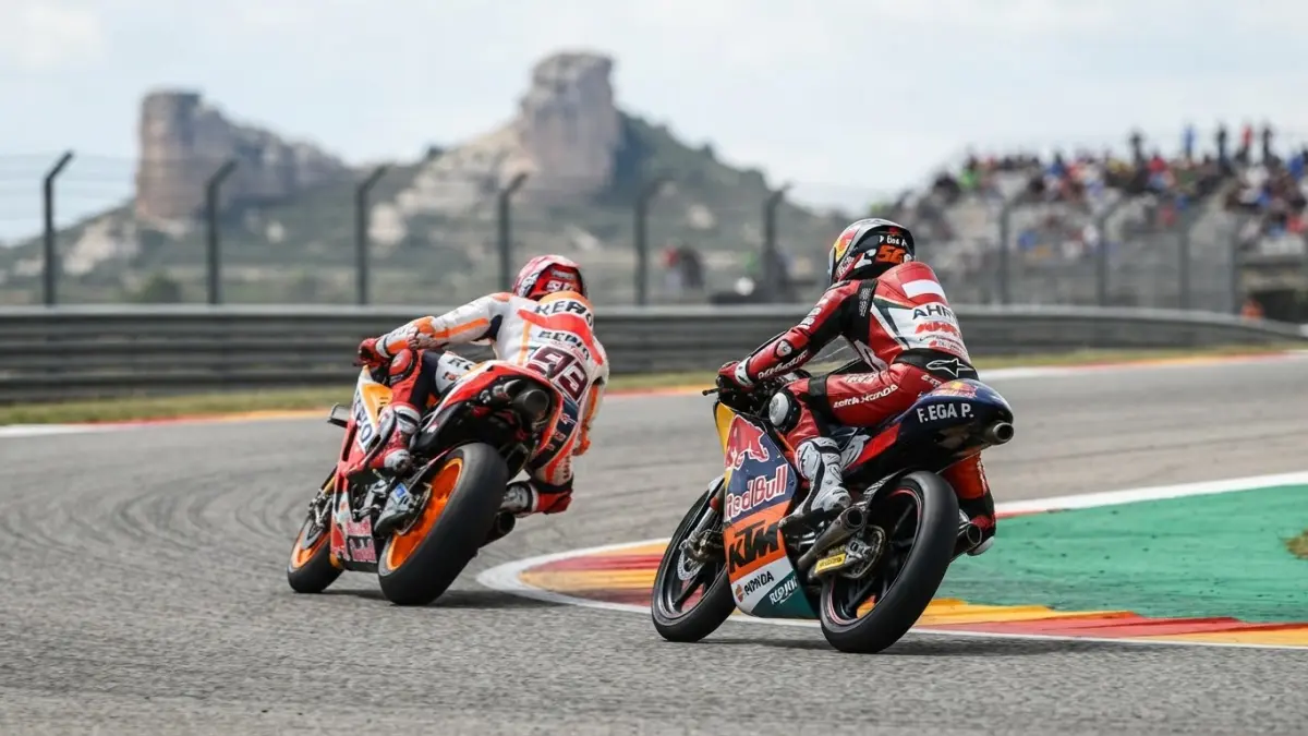 Feda Ega Pratama disebut menjalani latihan di Aragon bersama Mark Marquest. Momen tersebut menjadi sorotan karena tekanan yang dihadapi rookie Indonesia.
