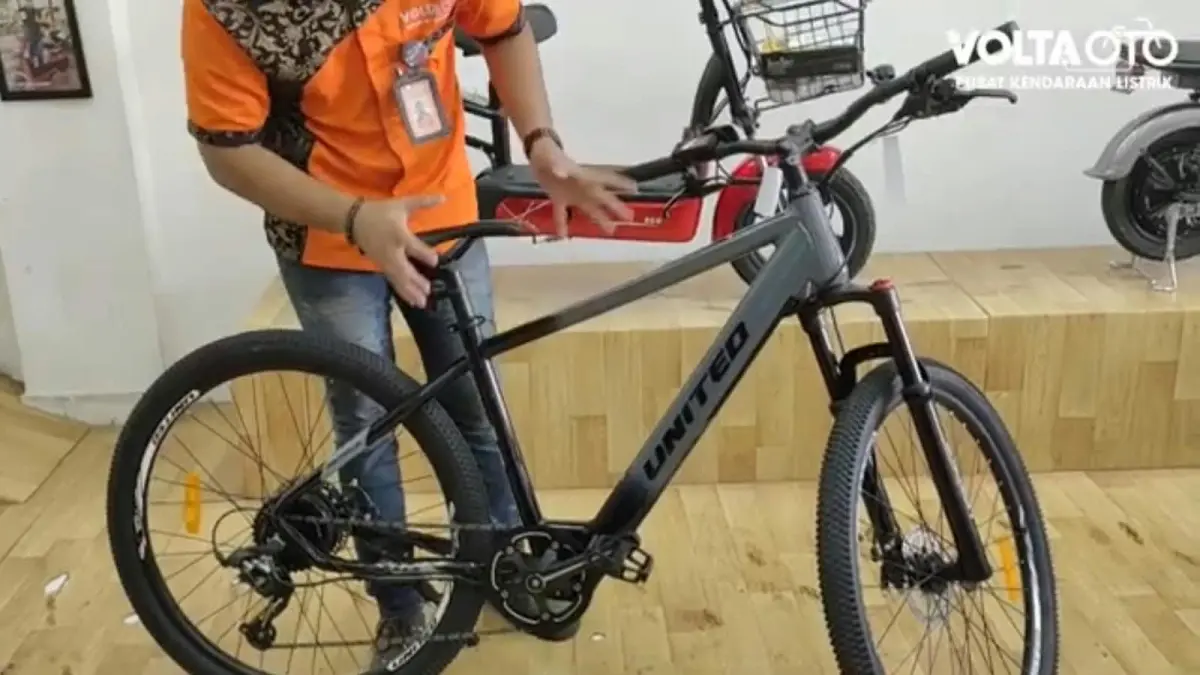 United Mandela hadir sebagai sepeda listrik bergaya MTB dengan perpaduan warna abu-abu dan hitam.