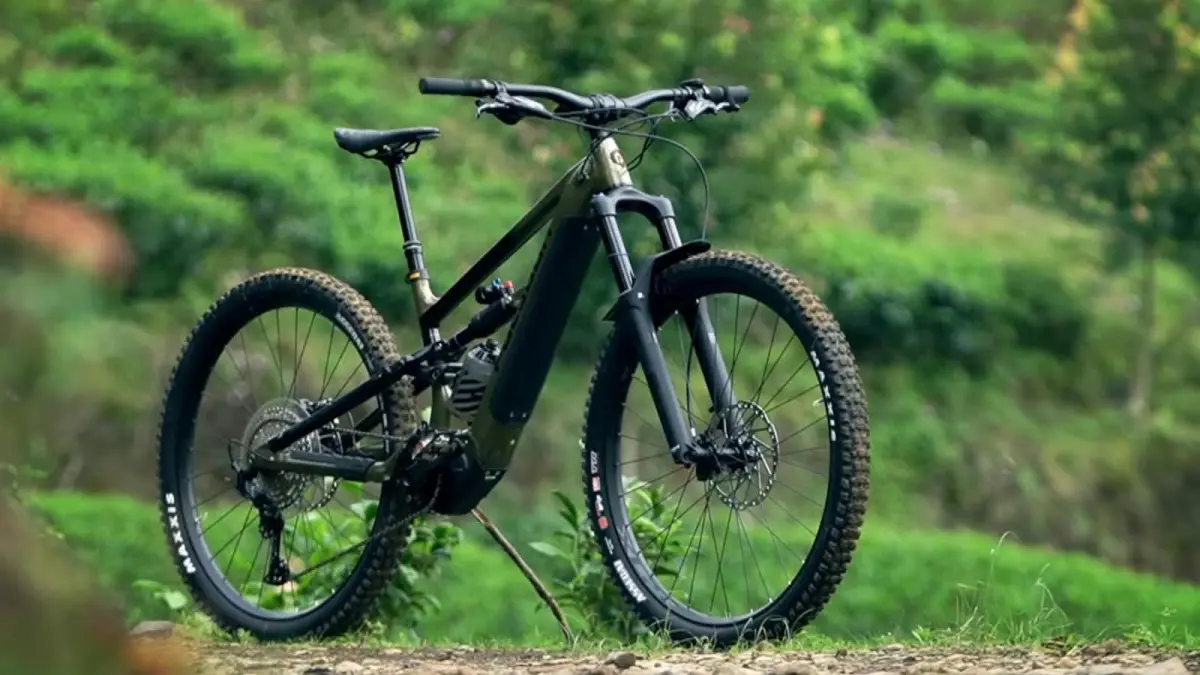 Polygon Sisq T7E menjadi e-bike yang disebut cocok untuk menemani petualangan. Dibanderol sekitar Rp55 juta, sepeda ini dibekali motor Shimano EP801 dengan torsi 85 Nm, baterai 630 Wh, serta geometri yang dirancang untuk tetap stabil di turunan sekaligus lincah saat diajak bermanuver.