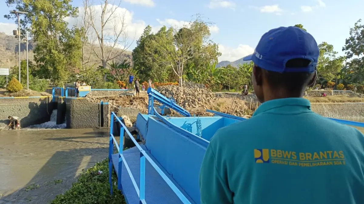 Ambrolnya Bendung Pacar berpotensi membuat suplai air ke sekitar lima desa mengalami gangguan. BBWS Brantas masih melakukan koordinasi dan menyiapkan investigasi teknis.(RAHIIQ AL BACHRI/RADAR TULUNGAGUNG)
