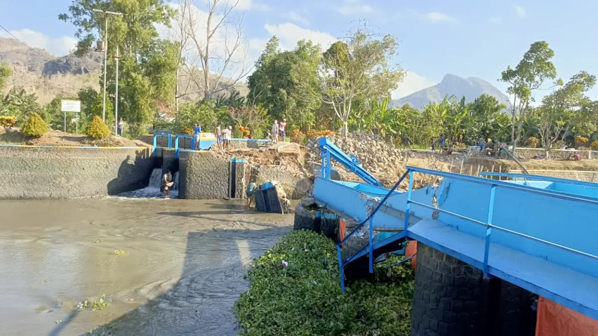  Ambrolnya Bendung Pacar berpotensi mengganggu suplai air untuk kebutuhan pertanian di sekitar lima desa. (RAHIIQ AL BACHRI/RADAR TULUNGAGUNG)