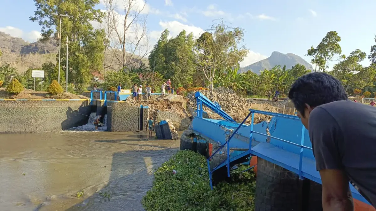  Bagian lantai terjun Bendung Pacar mengalami penggerusan sebelum akhirnya ambrol. (RAHIIQ AL BACHRI/RADAR TULUNGAGUNG)
