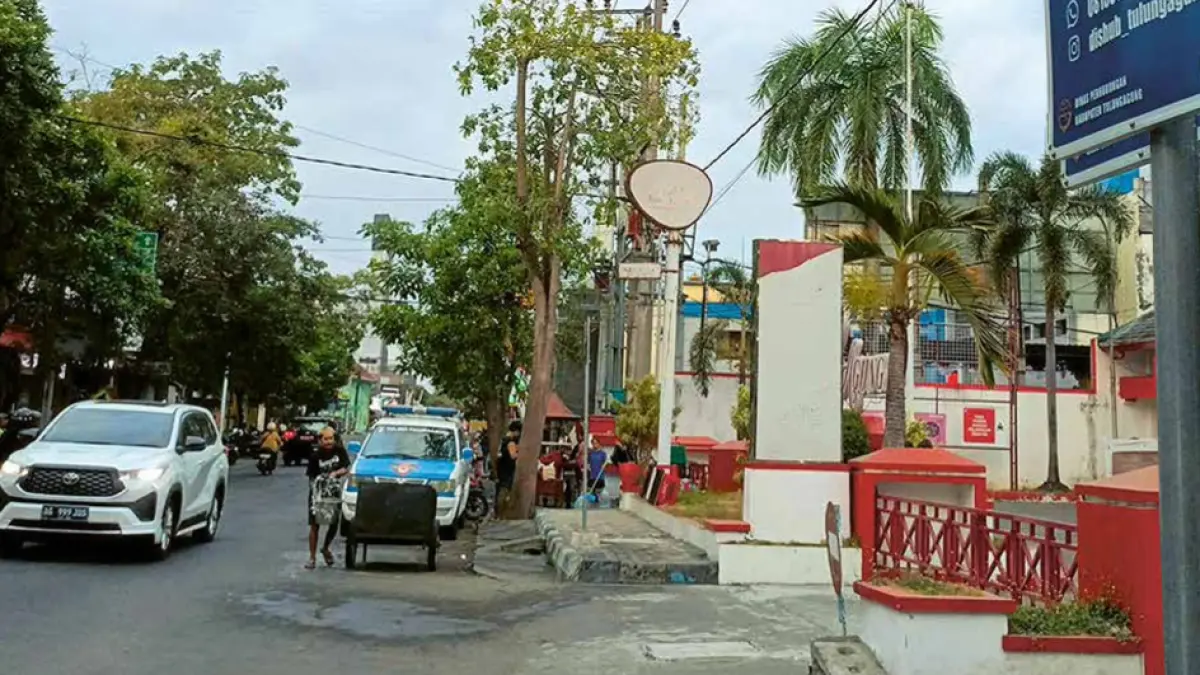 Cakupan parkir berlangganan di Tulungagung masih terbatas pada 73 ruas jalan. Jalan nasional dan provinsi belum masuk dalam layanan tersebut.(RAHIIQ AL BACHRI/RADAR TULUNGAGUNG)