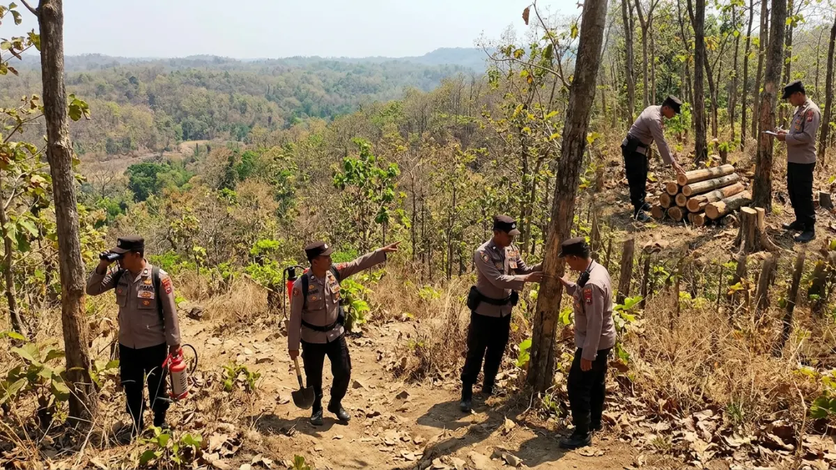 Personel Polsek Gondang menyisir kawasan hutan di Desa Tiudan untuk mengantisipasi kebakaran hutan dan lahan (karhutla) sekaligus mencegah aktivitas penebangan liar selama musim kemarau.(Ilustrasi AI)