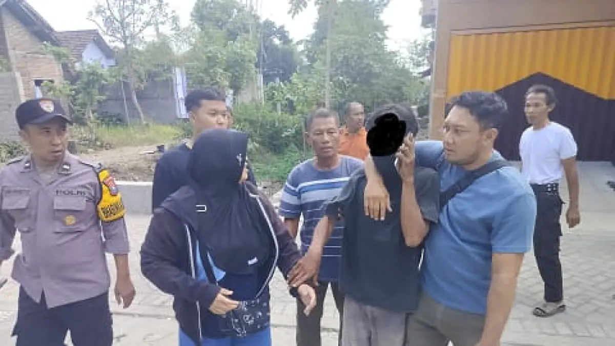 Polisi memfasilitasi mediasi antara keluarga TJ dan pemilik kendaraan yang rusak akibat aksi mengamuk di lingkungan kos Dusun Kudusan, Desa Plosokandang, di Balai Desa Plosokandang, Senin (24/8/2026).(POLRES TULUNGAGUNG)