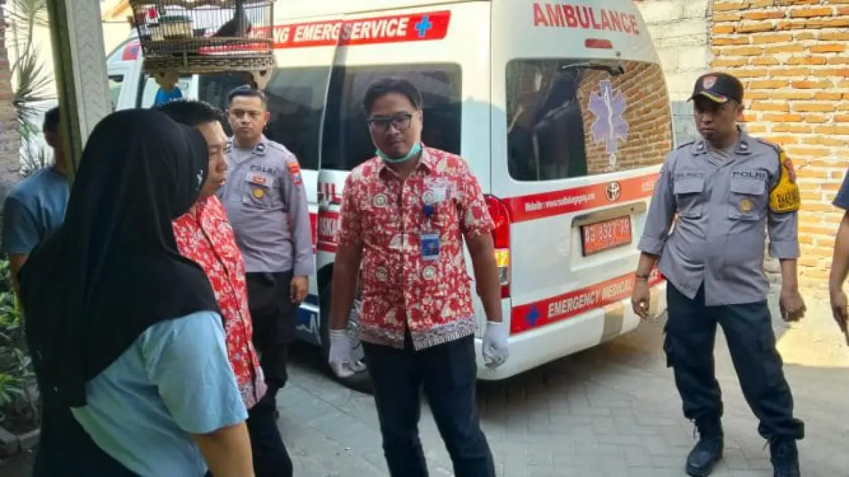 Polisi memfasilitasi mediasi antara keluarga warga yang mengamuk dengan pemilik kendaraan yang mengalami kerusakan di Balai Desa Plosokandang, Senin (24/8/2026).(POLRES TULUNGAGUNG)