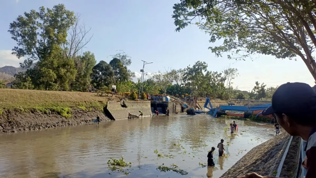 Bagian struktur bangunan Dam Pacar mengalami kerusakan hingga menyebabkan bendung ambrol dan berpotensi memengaruhi pasokan air pertanian di wilayah hilir.(RAHIIQ AL BACHRI/RADAR TULUNGAGUNG)