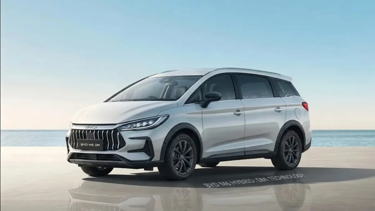 BYD M6 hybrid hadir dengan teknologi DMI, baterai Blade, dan klaim konsumsi BBM hingga 65 km per liter. (Youtube. com)