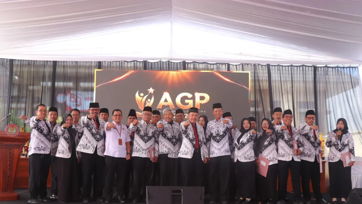 Foto bersama Ketua dan Sekretaris Umum PGRI Provinsi Jatim didampingi Ketua Umum PGRI Tulungagung dan perwakilan Dinas Pendidikan Tulungagung di ajang Anugerah Guru Prima 2026.