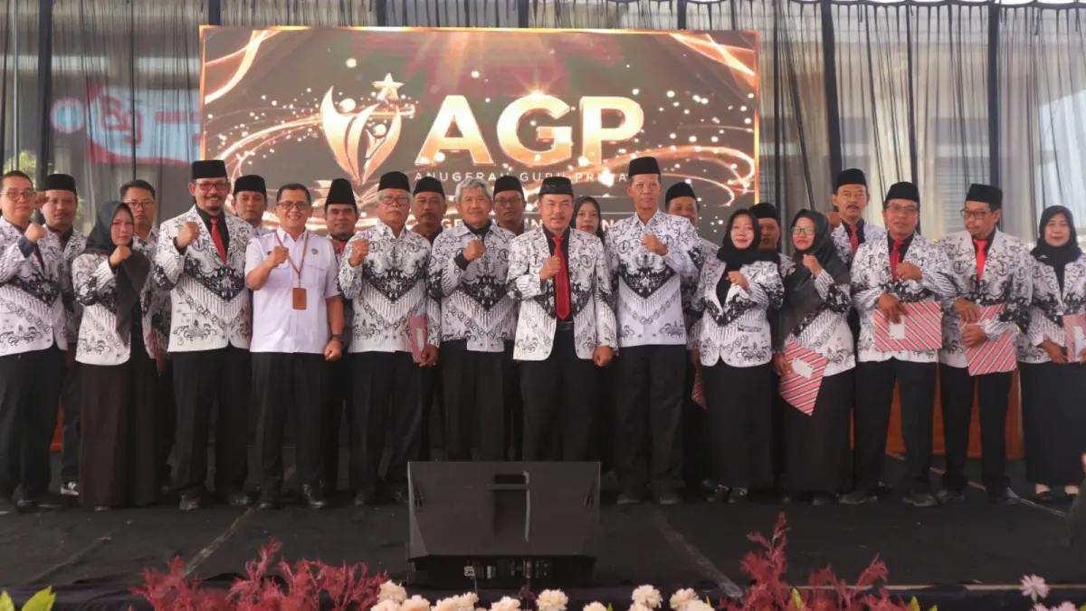 Foto bersama Ketua dan Sekretaris Umum PGRI Provinsi Jatim didampingi Ketua Umum PGRI Tulungagung dan perwakilan Dinas Pendidikan Tulungagung di ajang Anugerah Guru Prima 2026.
