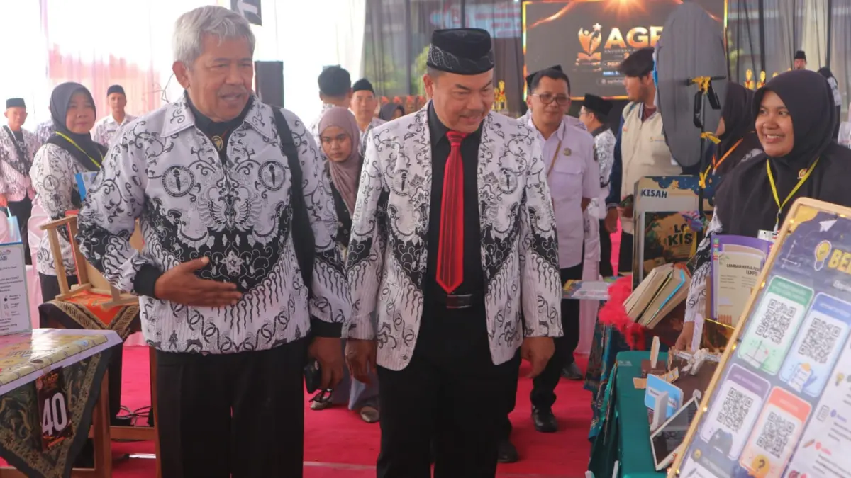 Ketua PGRI Provinsi Jatim didampingi Ketua PGRI Tulungagung melihat hasil karya inovasi pembelajaran berbasis digital yang ditampilkan oleh para kandidat perwakilan guru dari masing-masing kecamatan.