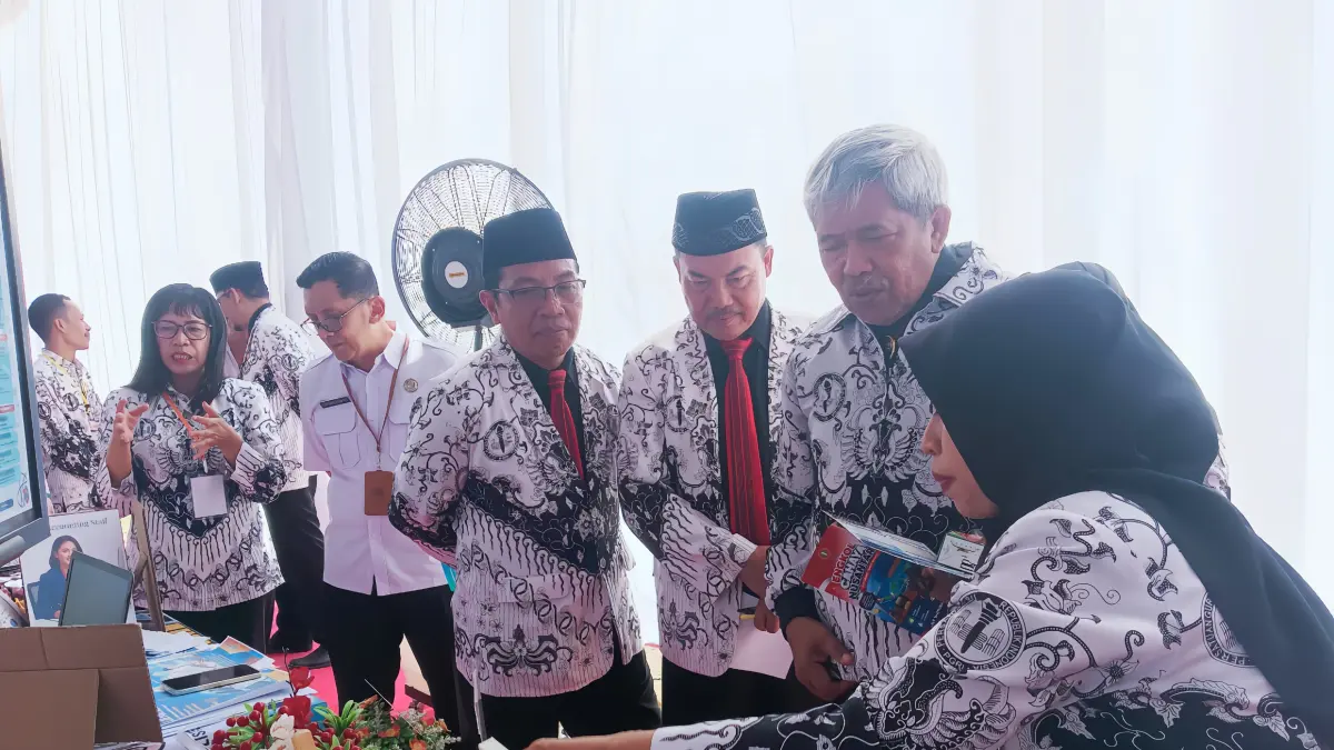 Ketua PGRI Provinsi Jawa Timur didampingi Ketua PGRI Tulungagung saat melihat hasil karya inovasi pembelajaran berbasis digital dari salah satu stan kontestan di ajang Anugerah Guru Prima 2026.