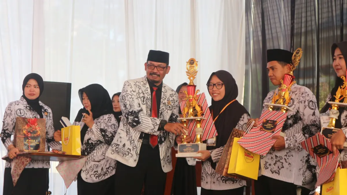Perwakilan guru Cabang Boyolangu berhasil sabet juara 1 jenjang SMP sederajat di ajang Anugerah Guru Prima 2026 Tulungagung.