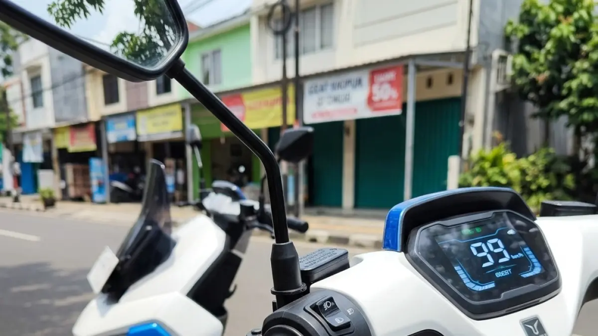 Uwinfly M110G punya mode Boost hingga 99 km/jam, baterai 74V 30Ah, fast charging, dan keyless Bluetooth lewat aplikasi. (Youtube. com)