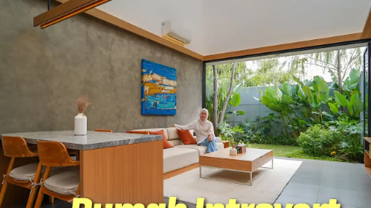 Rumah introvert ini tampil tertutup dari luar tetapi terbuka di dalam, lengkap dengan taman tengah, mezzanine, dan budget sekitar Rp600 juta.