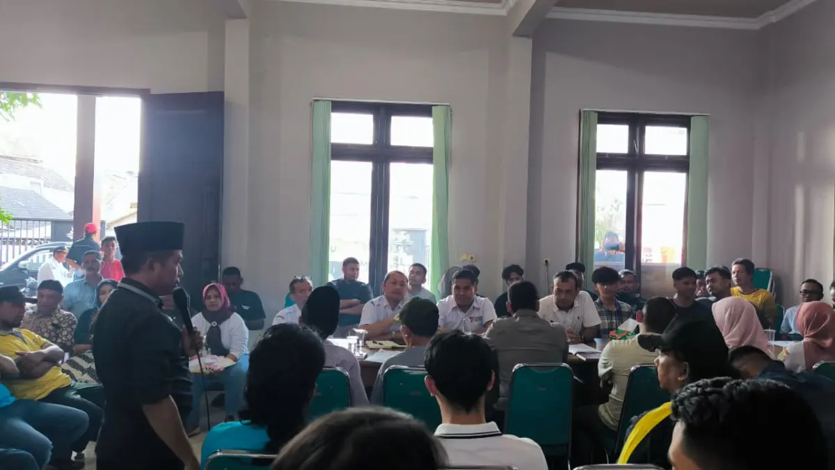 Warga Lingkungan 8 Ngunut bersama manajemen Golden Homestay mengikuti mediasi yang didampingi Satreskrim Polres Tulungagung.(POLRES TULUNGAGUNG)