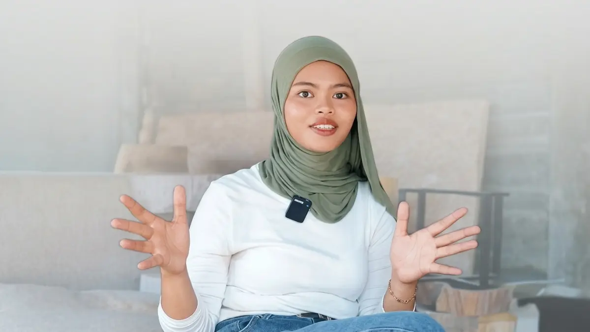 Azrabella memilih untuk melanjutkan bisnis keluarga di bidang fosil kayu dengan modal kejujuran.