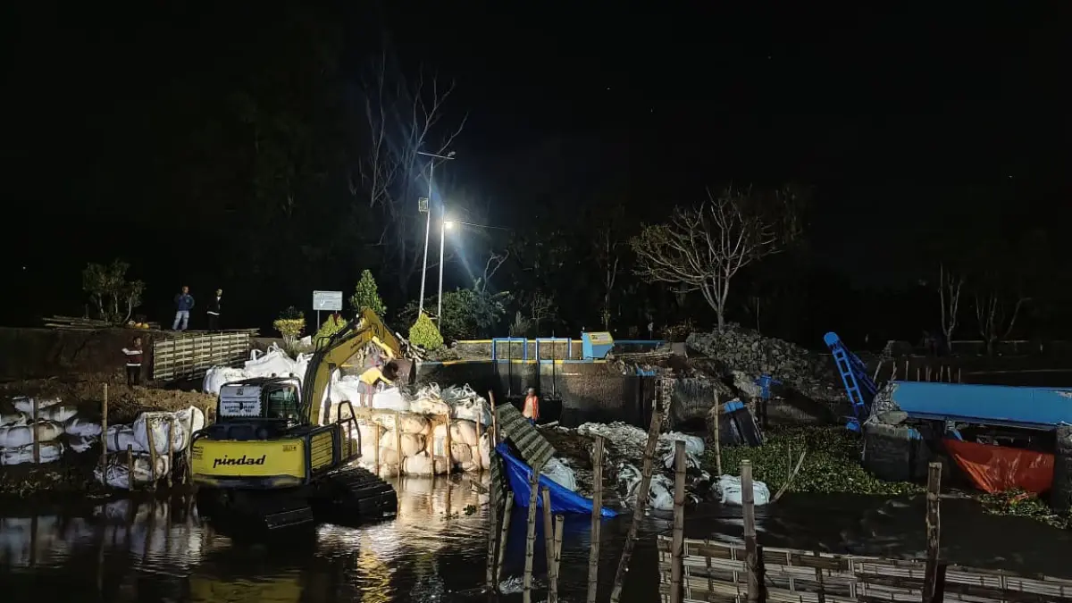 BBWS Brantas menyiapkan Jumbo bag pascaambrolnya Dam Pacar untuk mempertahankan tambahan debit air Sungai. (RAHIIQ AL BACHRI/RADAR TULUNGAGUNG)