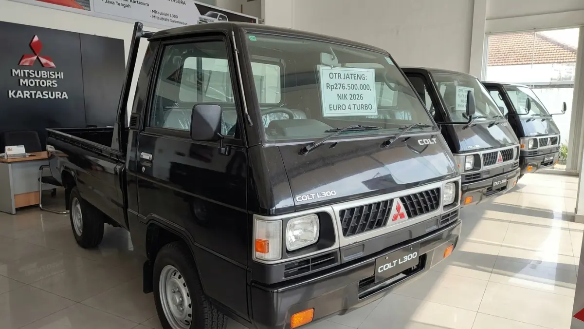 Mitsubishi Colt L300 Euro 4 Turbo NIK 2026 sudah stok di dealer Mitsubishi Kartasura. Harga OTR Jawa Tengah Rp276,5 juta. (Gemini AI)
