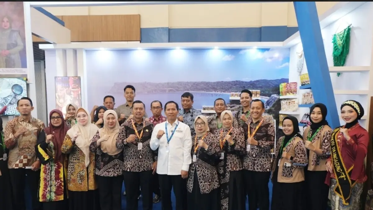 Plt Bupati Tulungagung Ahmad Baharudin berfoto bersama beberapa pimpinan OPD di AOE 2026. (PROKOPIM)