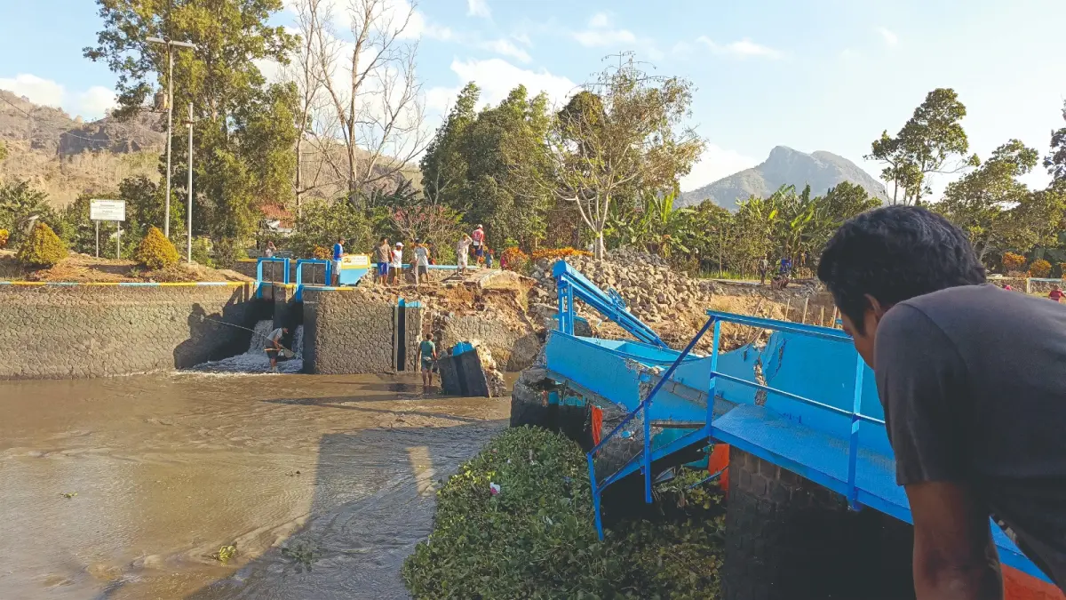 Warga sekitar Dam Pacar melihat kondisi struktur bangunan yang ambrol beberapa waktu lalu. Kalangan dewan ingatkan permasalahan yang mengintai sawah di 5 desa.(RAHIIQ AL BACHRI/RATU)