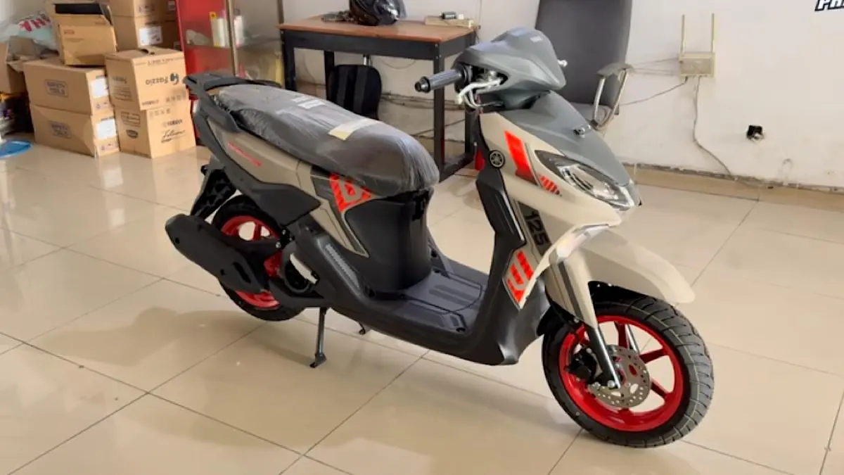 Yamaha Gear Ultima Hybrid Solid 2026 dibanderol Rp20,56 juta OTR Jakarta. Motor 125 cc ini punya bagasi 18 liter dan teknologi Blue Core Hybrid.(sc youtube)