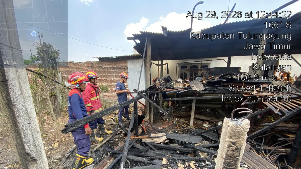Kandang dan tumpukan kayu milik warga Ngunut terbakar setelah api dari pembakaran sampah menyambar material di sekitarnya. (RAHIIQ AL BACHRI/RADAR TULUNGAGUNG)