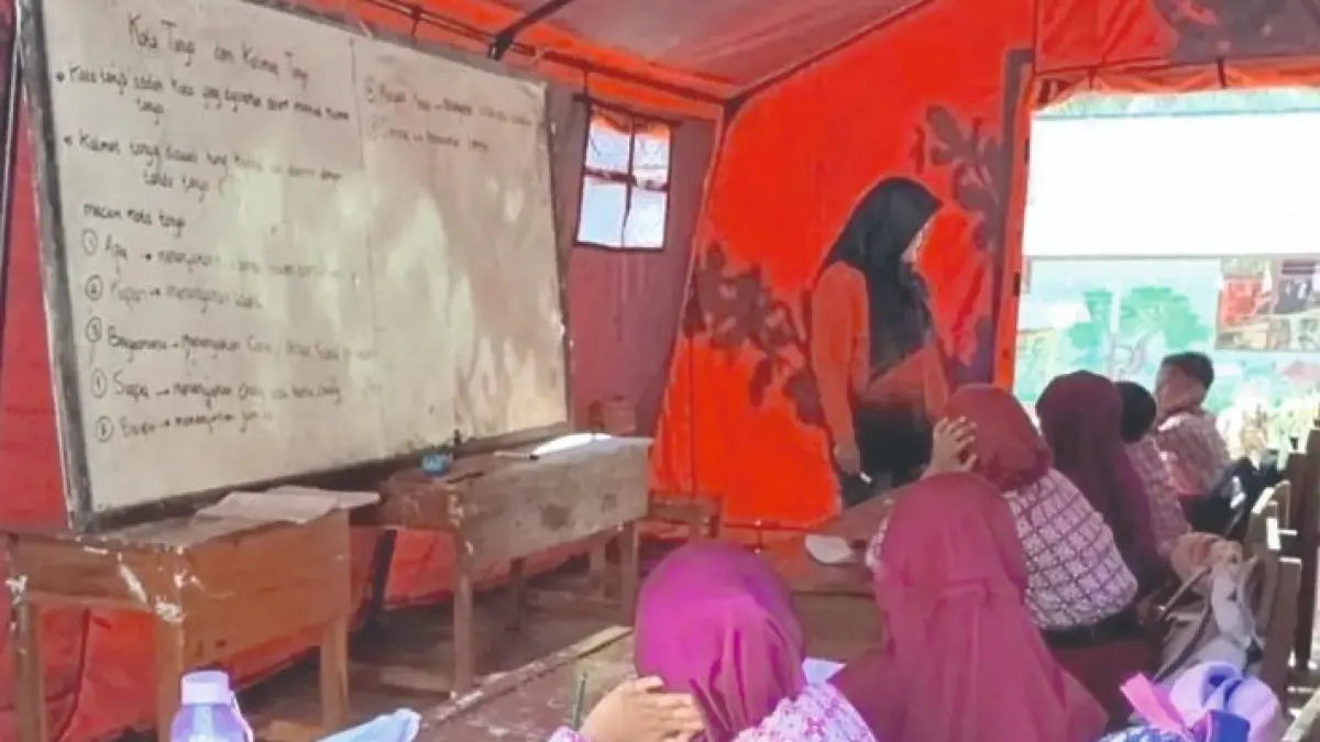 Siswa SDN
3 Wonorejo,
Kecamatan
Pagerwojo
terpaksa belajar
di tenda akibat
atap ruang kelas
mereka ambruk
pada 17 Agustus
lalu.