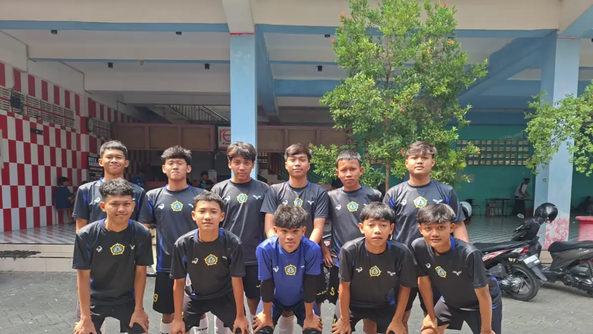 Tim mini 
soccer SMAN 
1 Karangrejo 
mempersiapkan 
diri untuk 
mengikuti 
kompetisi 
perdana dengan 
mengutamakan 
kekompakan 
dan pengalaman.