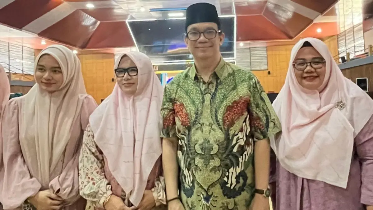 Para undangan antusias berfoto bersama salah satu panelis yaitu Prof. Dr. H. Nadirsyah Hosen, LL.M., M.A. (Hons), Ph.D., pendiri PCINU Australia dan New Zealand.