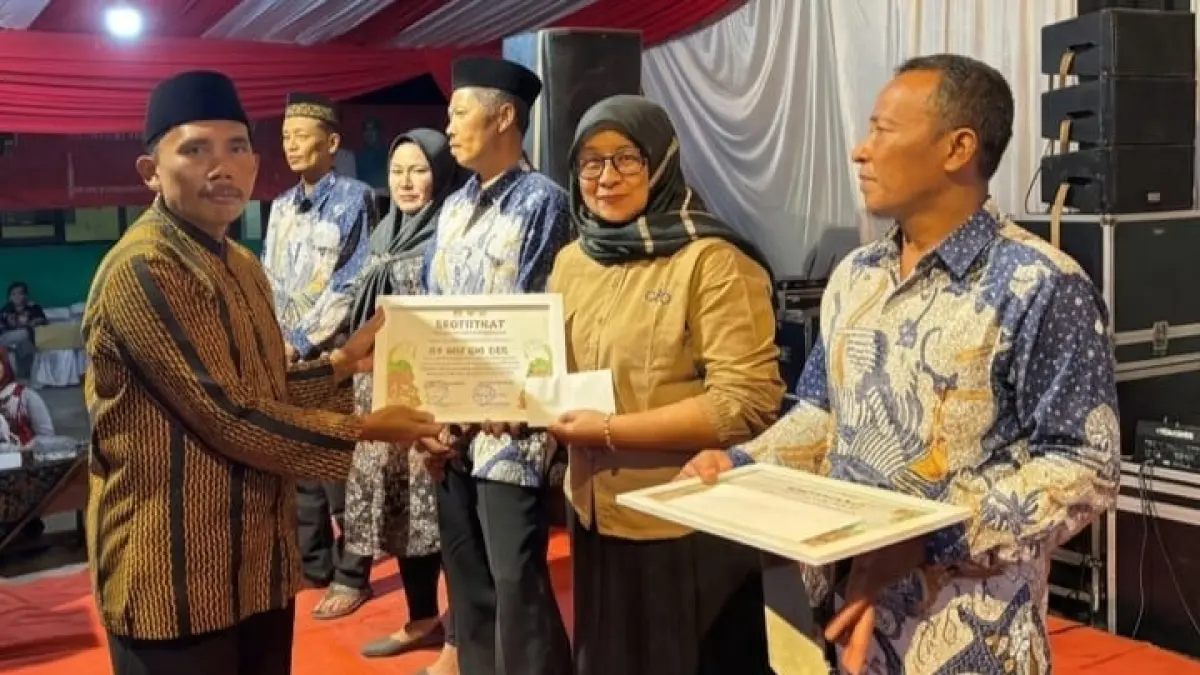 Kepala Desa Penjor beri apresiasi penyerahan hadiah lomba kebersihan lingkungan.