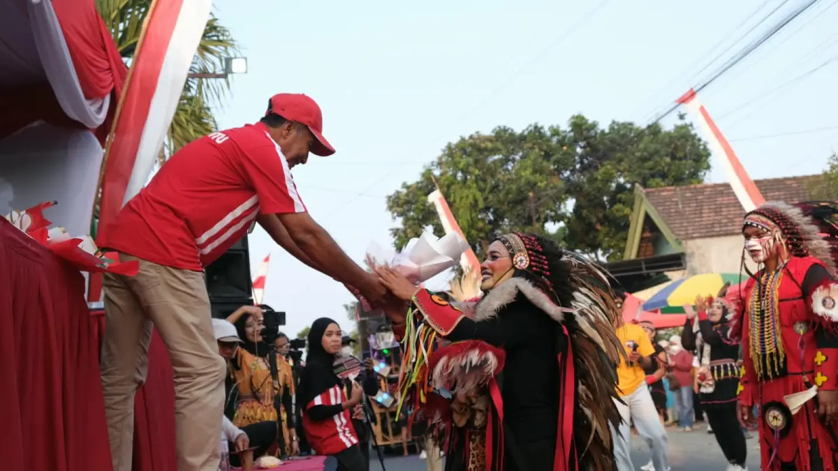 Kepala Desa Ringinpitu Suwito berpartisipasi aktif dalam pawai budaya pada Minggu (30/8/2026).