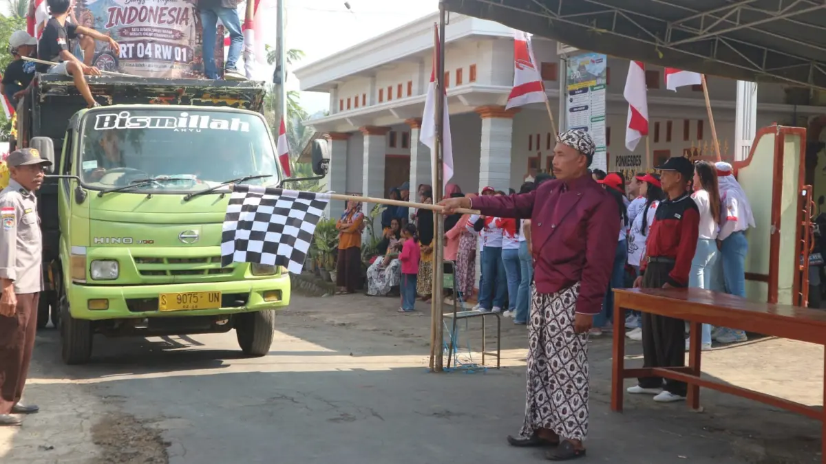 Kepala desa saat membuka kegiatan pawai budaya Desa Penjor.