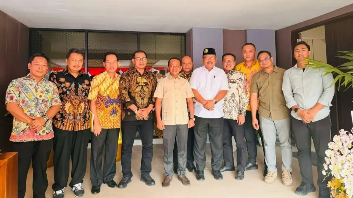 Ketum Partai Golkar Bahlil Lahadalia (tengah) menemui panitia Turnamen Bahlil Mini Soccer yang dipimpin Ketua DPD Partai Golkar Jatim Ali Mufthi (berkopiah) di Jakarta, Sabtu (30/8/2026). (DOK DPD PARTAI GOLKAR JATIM)