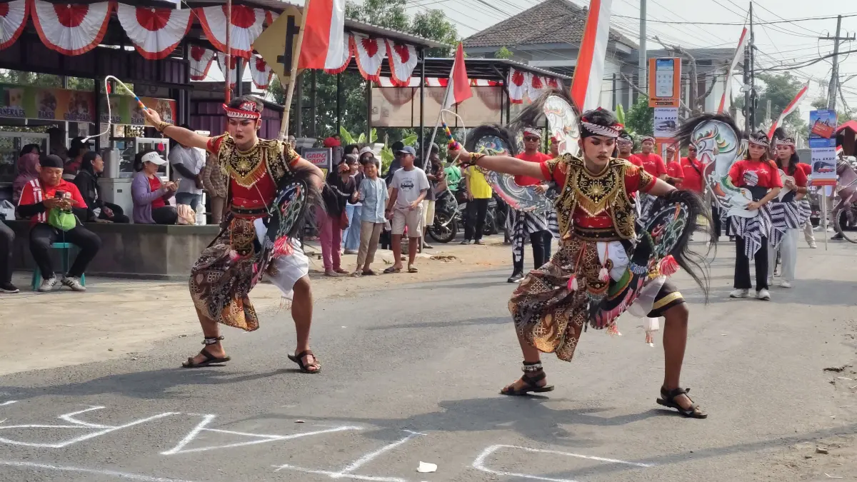 Penampilan salah satu peserta Karnaval Ringinpitu.