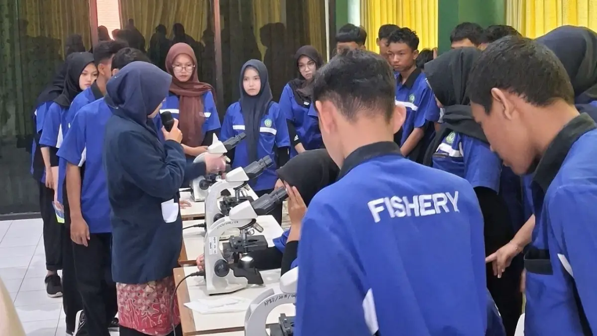 Peserta mengamati mikroorganisme di bawah mikroskop cahaya dan secara langsung memverifikasi jenis plankton temuan mereka menggunakan BUSA-PLANT.&nbsp;