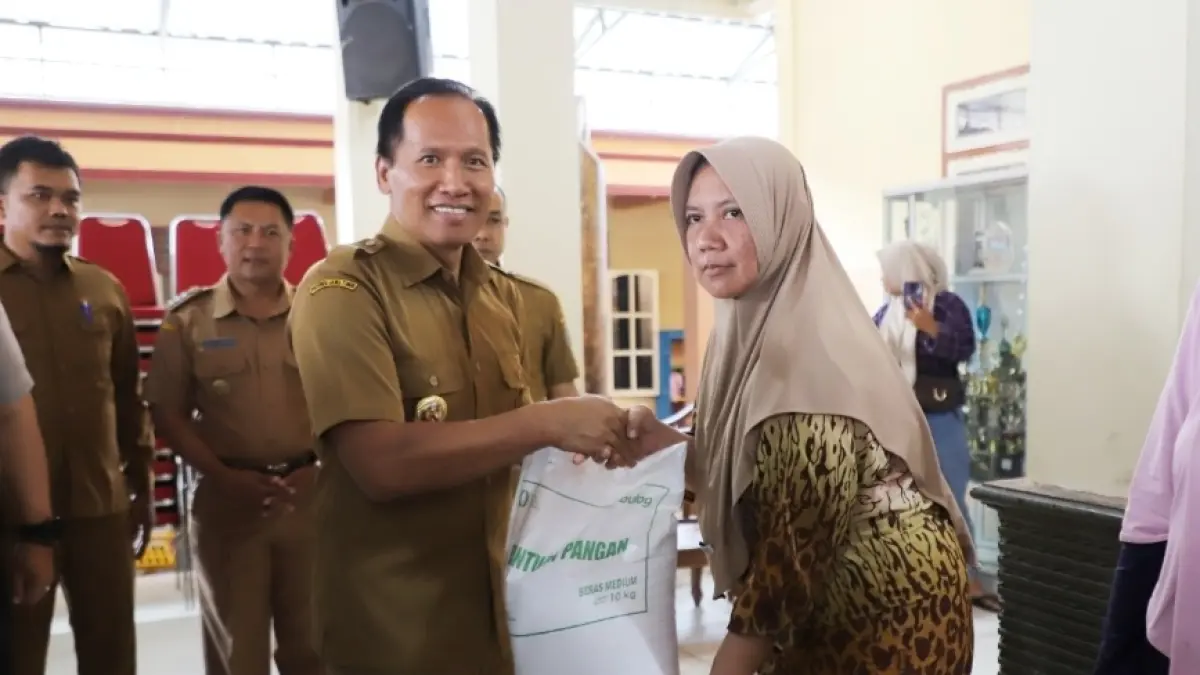 Plt Bupati Tulungagung Ahmad Baharudin memberikan bantuan beras dari pemerintah kepada warga Tulungagung. (PROKOPIM)