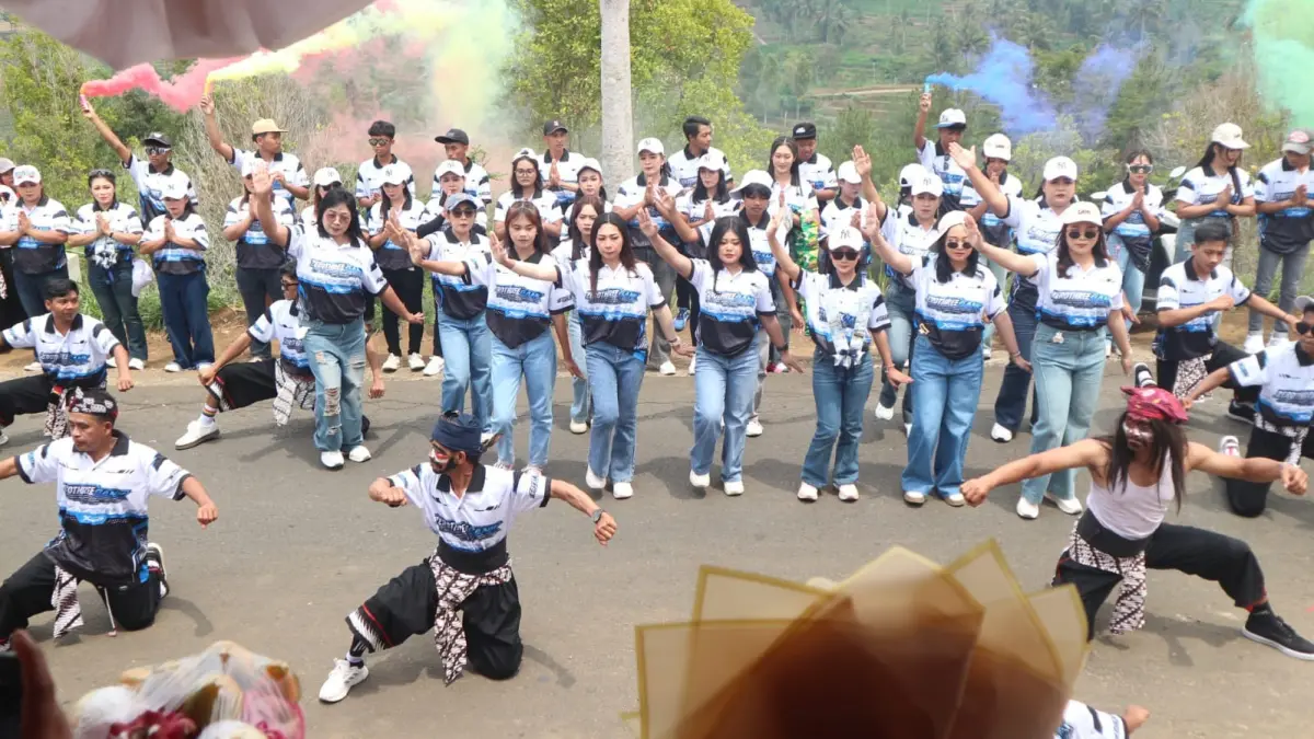 Salah satu peserta pawai budaya Desa Penjor menampilkan kreasi seni dan budaya.