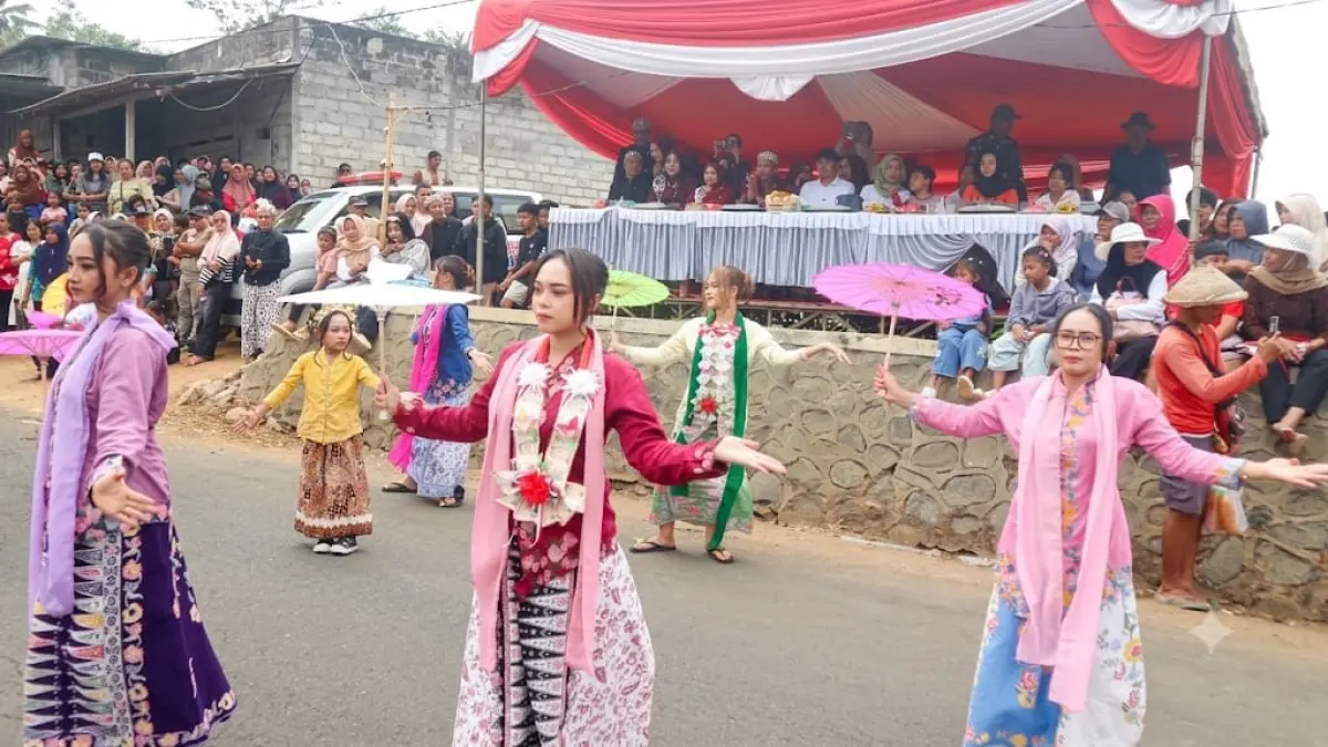 Salah satu peserta pawai budaya Desa Penjor menampilkan kreasi seni dan budaya.