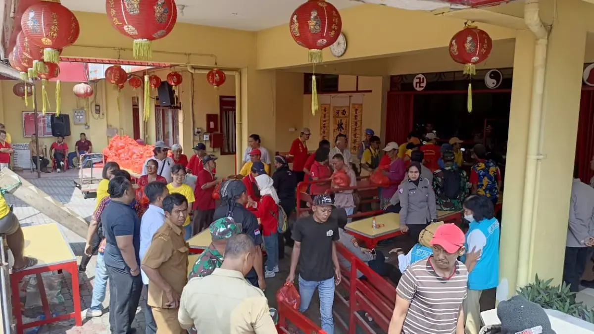 Sekitar 2.800 paket telah diambil atau dibagikan saat tradisi sembahyang Ulam Bana.(RAHIIQ AL BACHRI/RATU)