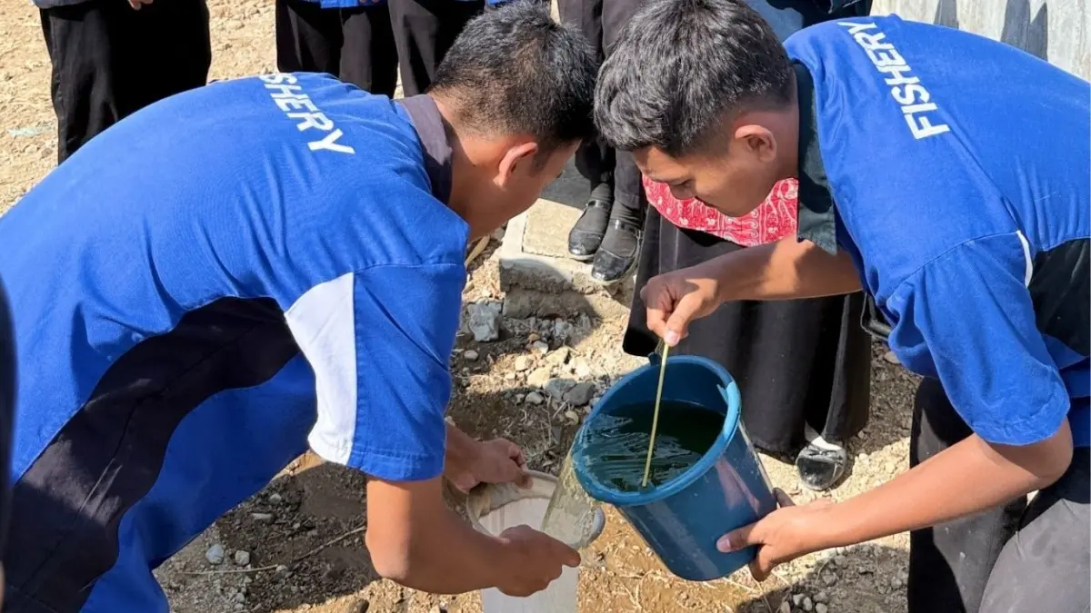Siswa melatih keterampilan teknik pengambilan sampel air kolam budi daya menggunakan jaring plankton dan melakukan prosedur filtrasi secara presisi dengan pendampingan tim mahasiswa.&nbsp;