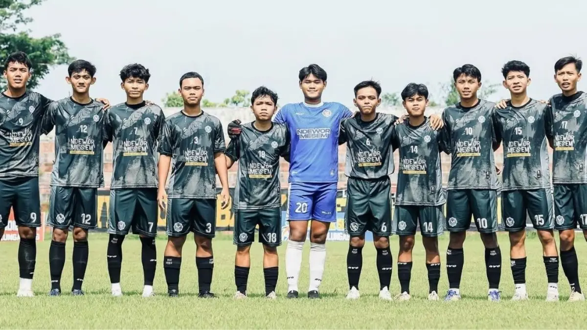 Tim SMAN 1 Kauman mematangkan persiapan melalui latihan sebelum turun dalam ajang mini soccer.
