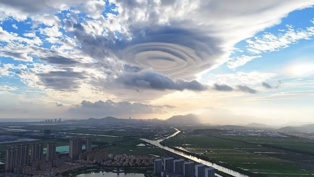 Awan aneh di Florida membuat pemancing terpaku. Formasinya tampak seperti puzzle dengan pola lingkaran di tengah laut.(PINTEREST)