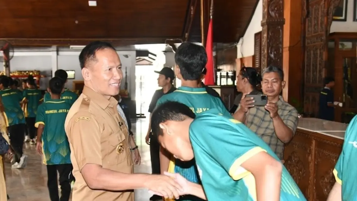 Plt Bupati Tulungagung Ahmad Baharudin saat memberangkatkan tim sepak bola muda Kabupaten Tulungagung untuk lanjut berlaga di piala soeratin U13 dan U15. (PROKOPIM)