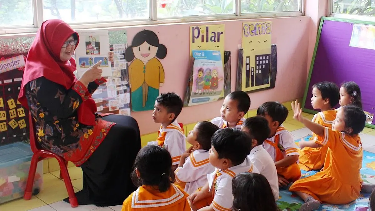 Guru non-ASN 2026 tetap dapat mengajar hingga akhir tahun. Pemerintah juga menyiapkan tunjangan, insentif, dan peluang seleksi ASN.(pinterest)