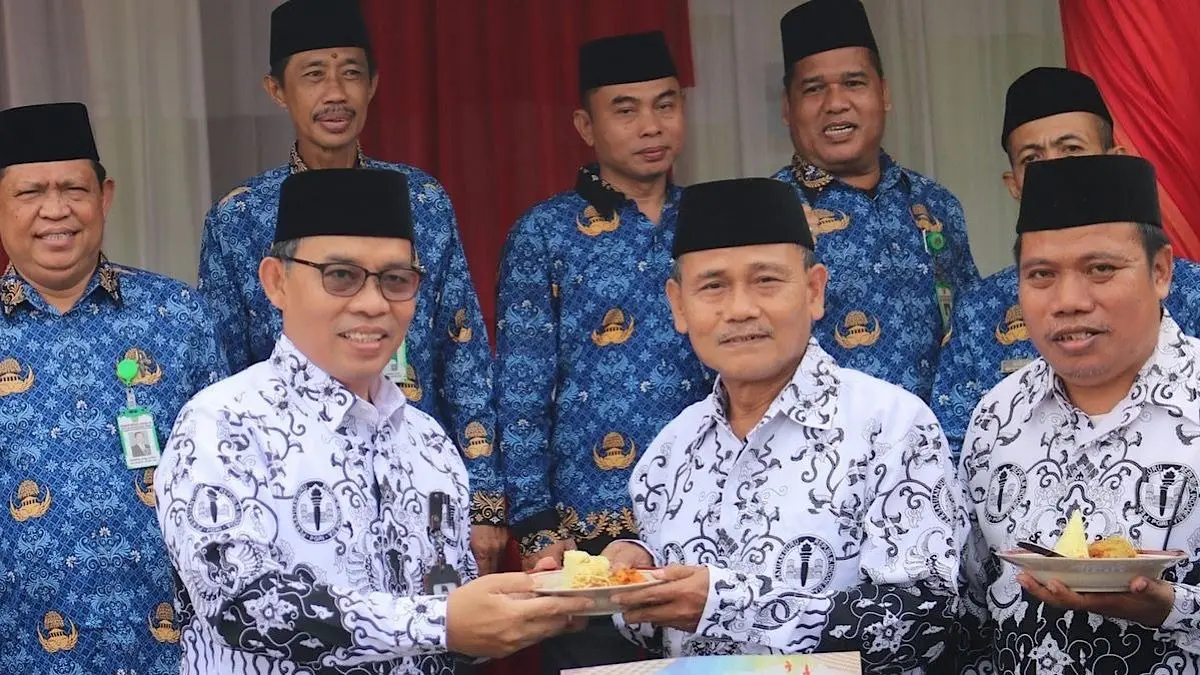 Status kepegawaian guru akan ditata menjadi pegawai pemerintah pusat. PPPK paruh waktu juga direncanakan menjadi PPPK penuh waktu mulai 2027.(pinterest)