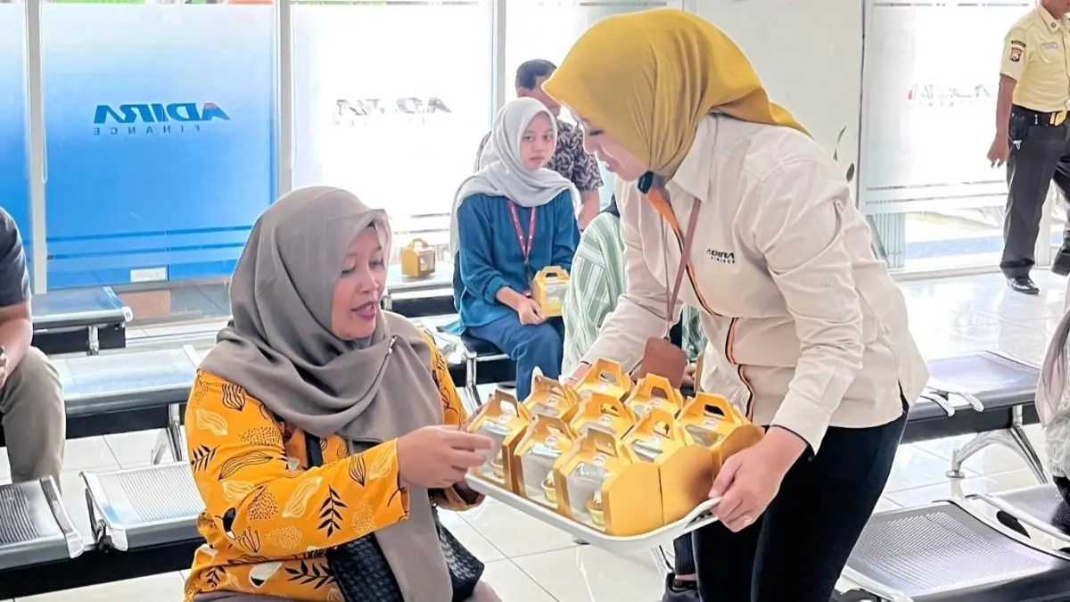 Apresiasi “Manisnya Bersahabat” yang menghadirkan cupcake bagi pelanggan yang berkunjung ke cabang pada Hari Pelanggan Nasional.(ADIRA TULUNGAGUNG UNTUK RADAR TULUNGAGUNG)